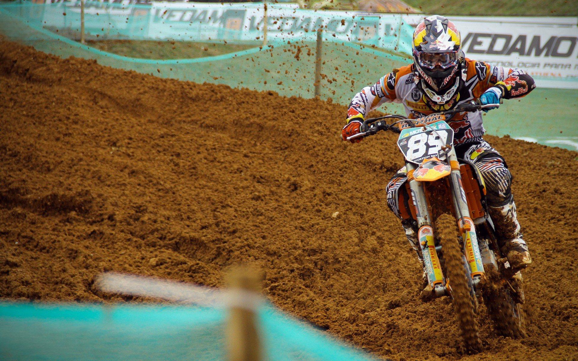 太兴奋了！更衣室狂欢引爆社媒，新月官推晒视频见证历史性庆祝